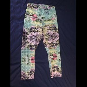Lululemon Wunder Under Cropped Leggings, size 6